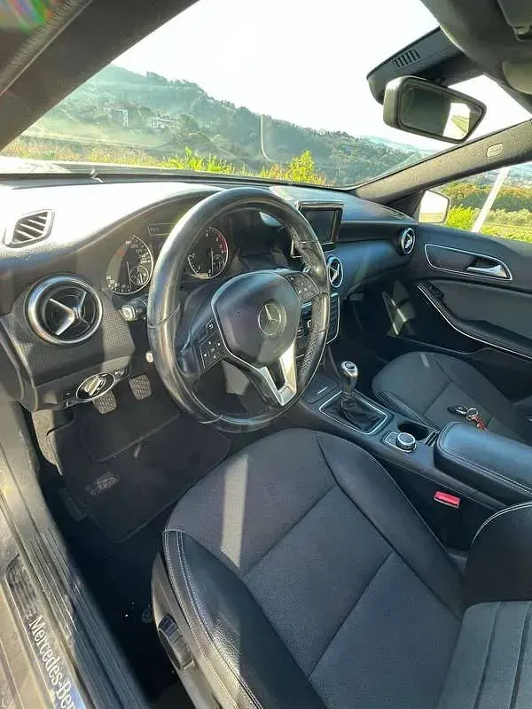 Usata Mercedes A180 109 CV (80 kW) 2016 Argento Berlina
