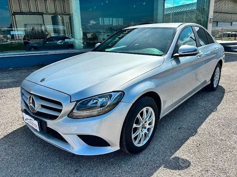 Usata Mercedes C180 Business 122 CV (89 kW) 2019 Argento iridio metallizzato Berlina