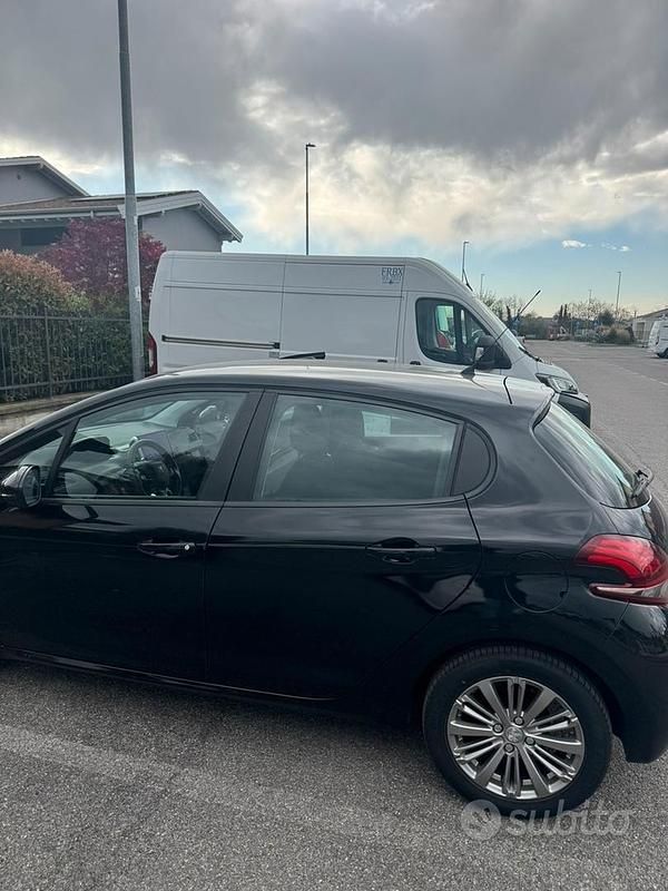 Usata Peugeot 208 Active 75 CV (55 kW) 2018 Nero Utilitaria