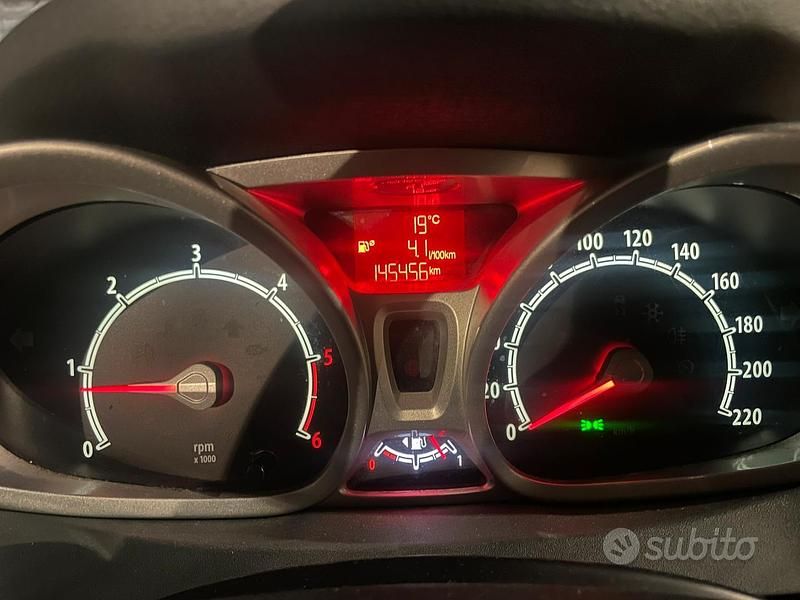 Usata Ford Fiesta Titanium 95 CV (69 kW) 2009 Grigio Utilitaria