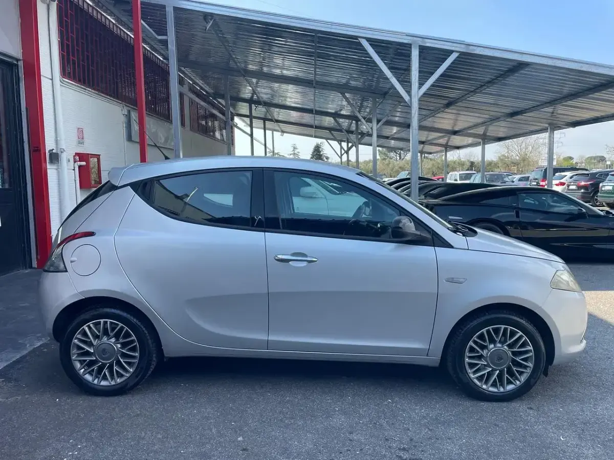 Usata Lancia Ypsilon Gold 95 CV (69 kW) 2012 Argento Utilitaria