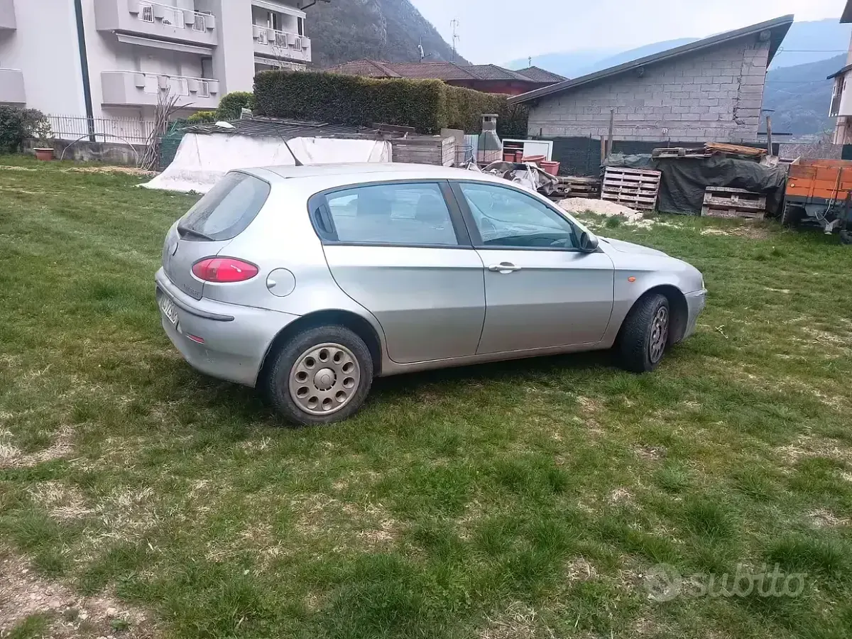Usata Alfa Romeo 147 105 CV (77 kW) 2001 Grigio Utilitaria