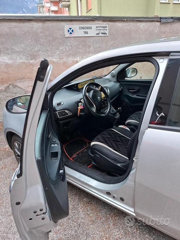 Usata Lancia Ypsilon 69 CV (50 kW) 2017 Grigio Utilitaria