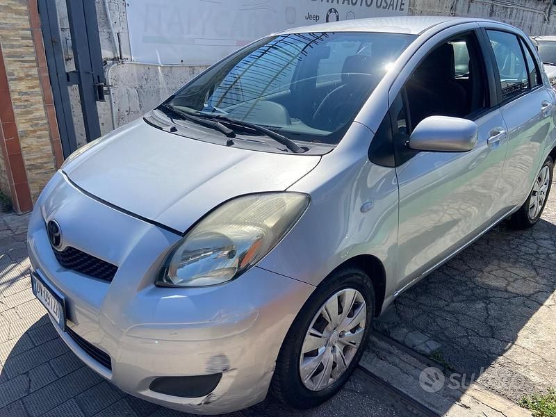Usata Toyota Yaris Sol 100 CV (73 kW) 2009 Grigio Berlina