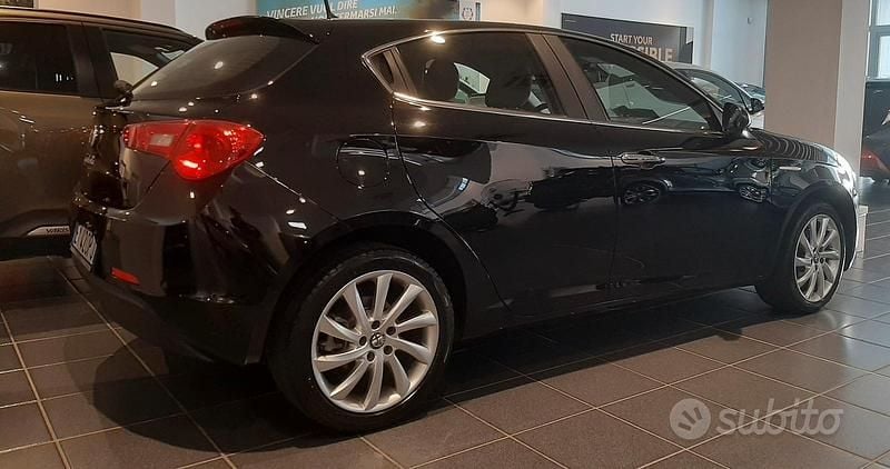 Nero Usata 2015 Alfa Romeo Giulietta Distinctive Tre volumi | 9990 € (Buon prezzo) - Immagine 1/4