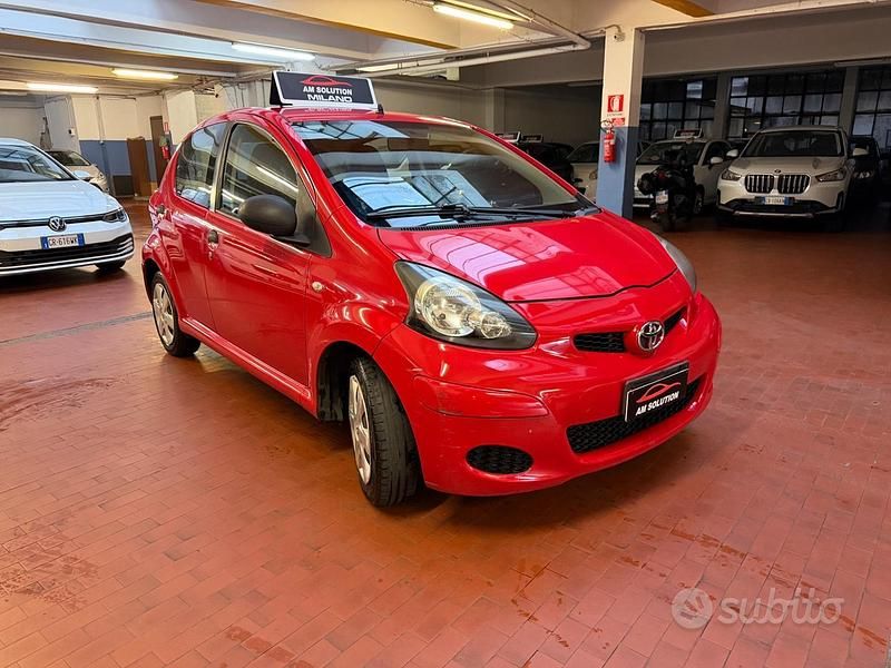 Usata Toyota Aygo 68 CV (50 kW) 2011 Rosso Utilitaria