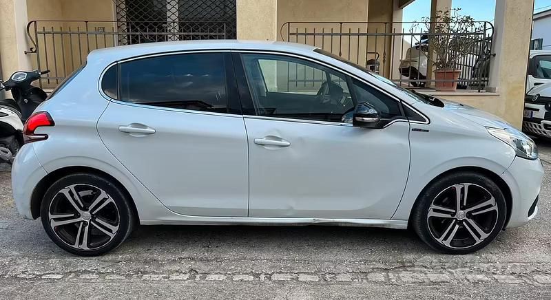 Usata Peugeot 208 GT-line 120 CV (88 kW) 2016 Utilitaria