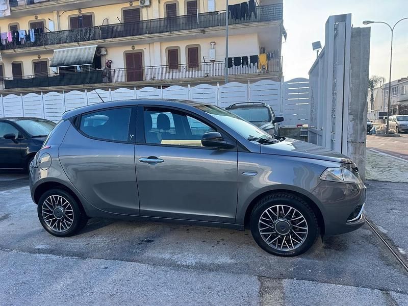 Usata Lancia Ypsilon Gold 95 CV (69 kW) 2016 Grigio Utilitaria