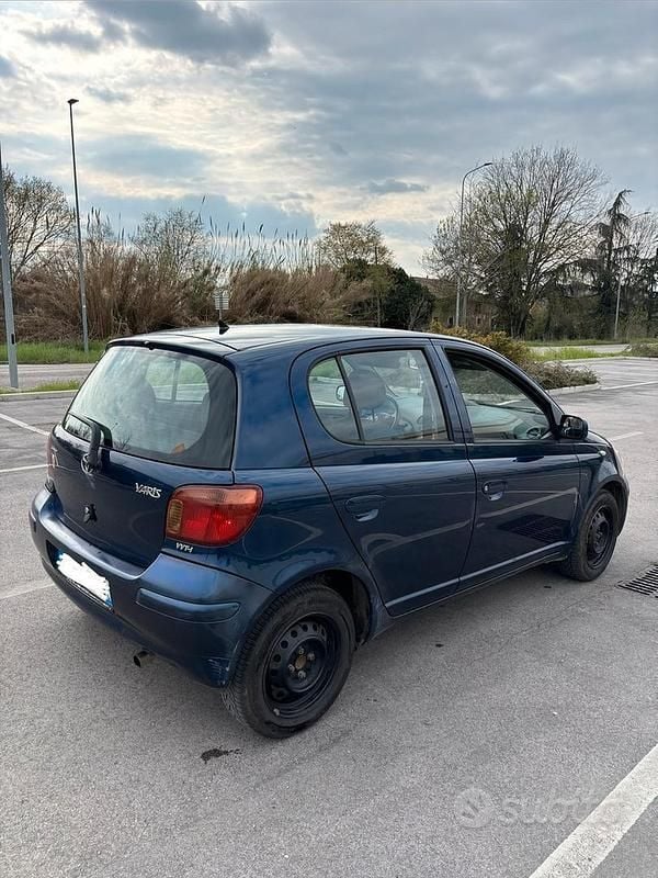 Usata Toyota Yaris 65 CV (47 kW) 2003 Blu Berlina
