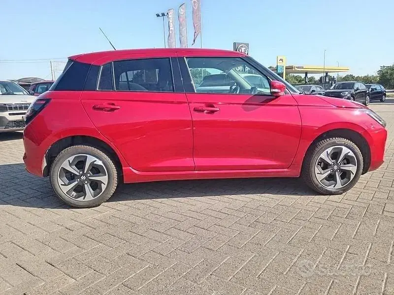 Usata Suzuki Swift 83 CV (61 kW) 2024 Rosso Utilitaria