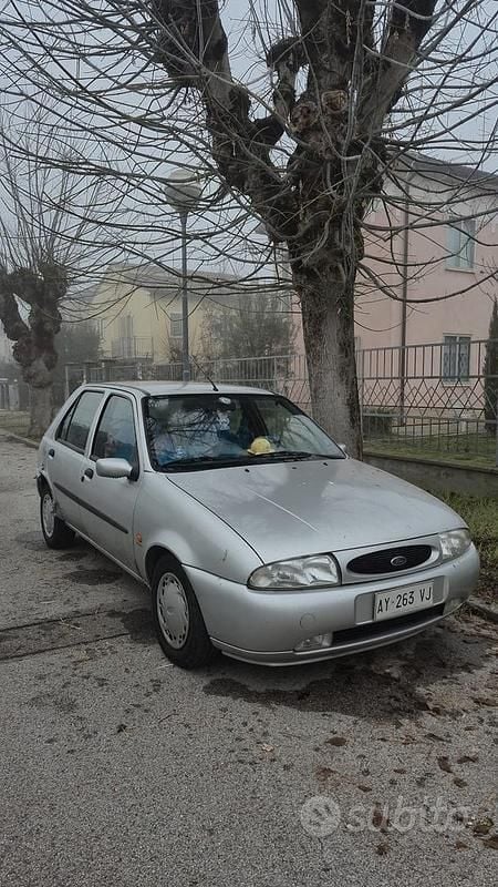 Grigio Usata 1998 Ford Fiesta Due volumi | 999 € - Immagine 1/4