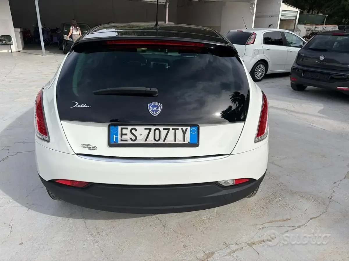 Usata Lancia Delta Gold 105 CV (77 kW) 2011 Bianco Utilitaria