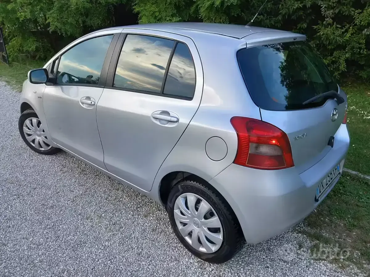 Usata Toyota Yaris 90 CV (66 kW) 2008 Grigio Utilitaria