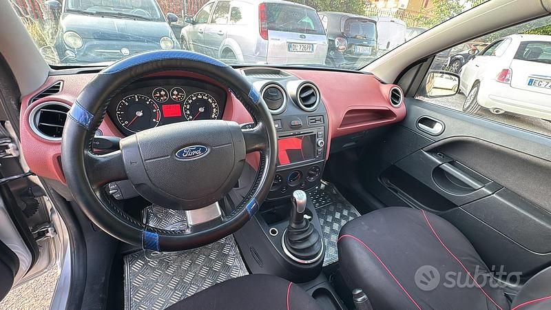 Grigio Usata 2007 Ford Fiesta Due volumi | 5000 € - Immagine 1/4