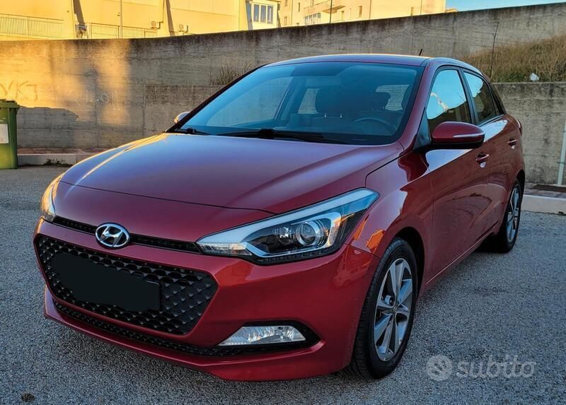 Rosso Usata 2018 Hyundai i20 Comfort Tre volumi | 8900 € (Buon prezzo) - Immagine 1/4