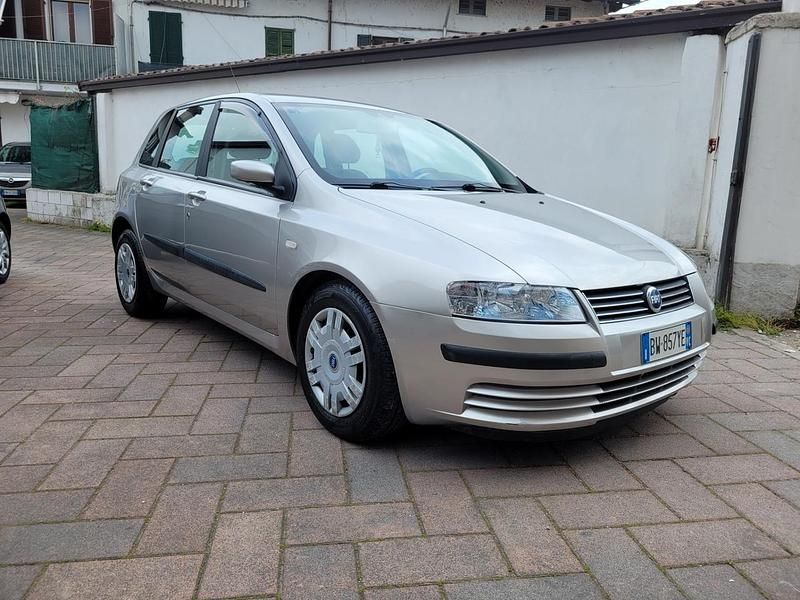 Usata Fiat Stilo Active 103 CV (75 kW) 2002 Oro Berlina