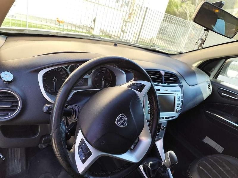 Usata Lancia Delta 120 CV (88 kW) 2011 Utilitaria