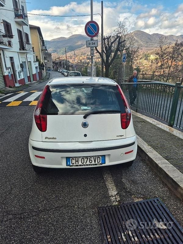 Usata Fiat Punto 75 CV (55 kW) 2003 Bianco Utilitaria