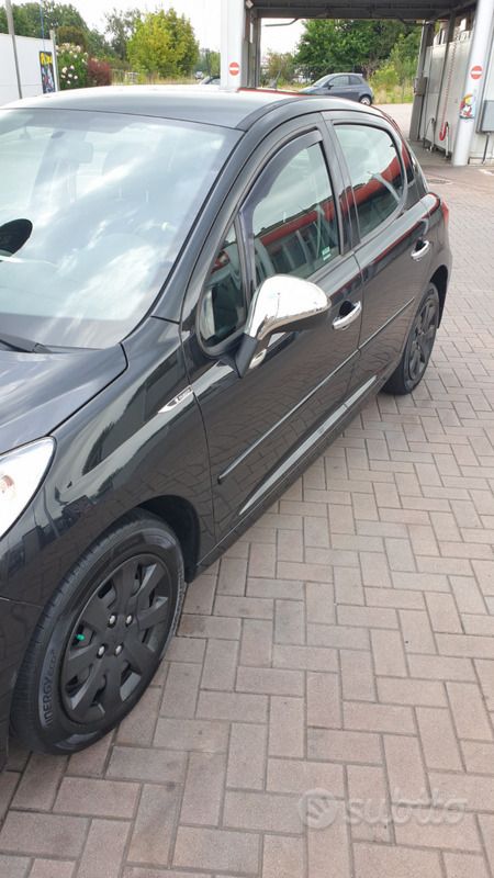 Nero Usata 2008 Peugeot 207 Tre volumi | 2000 € (Ottimo prezzo) - Immagine 1/4