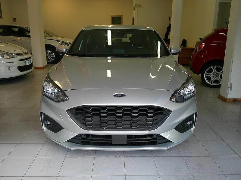 Grigio Usata 2021 Ford Focus ST Tre volumi | 16.900 € (Cara) - Immagine 1/4