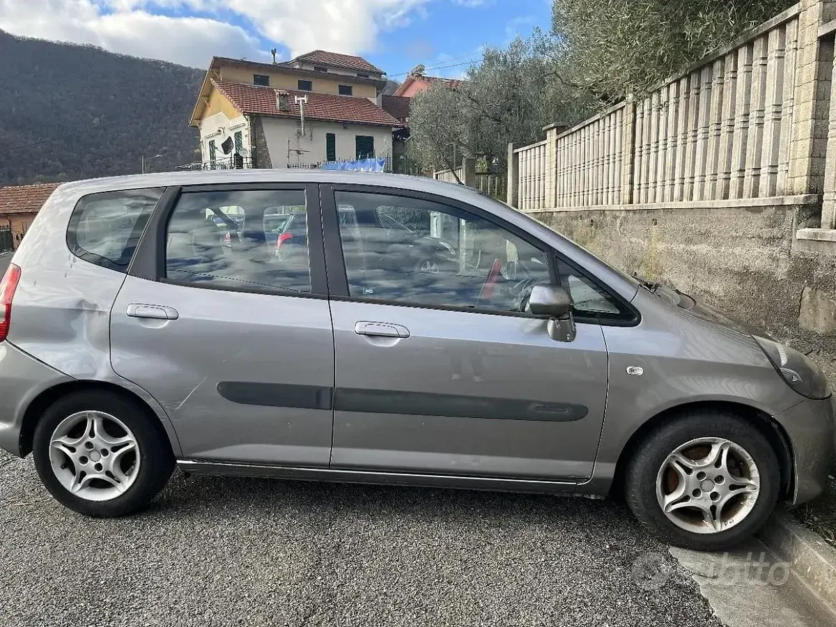 Usata Honda Jazz 78 CV (57 kW) 2006 Grigio Utilitaria