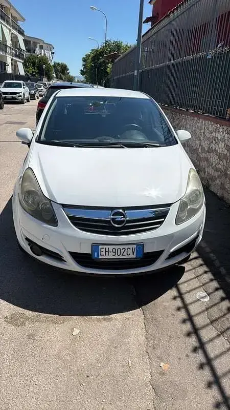 Usata Opel Corsa Edition 75 CV (55 kW) 2011 Bianco Utilitaria