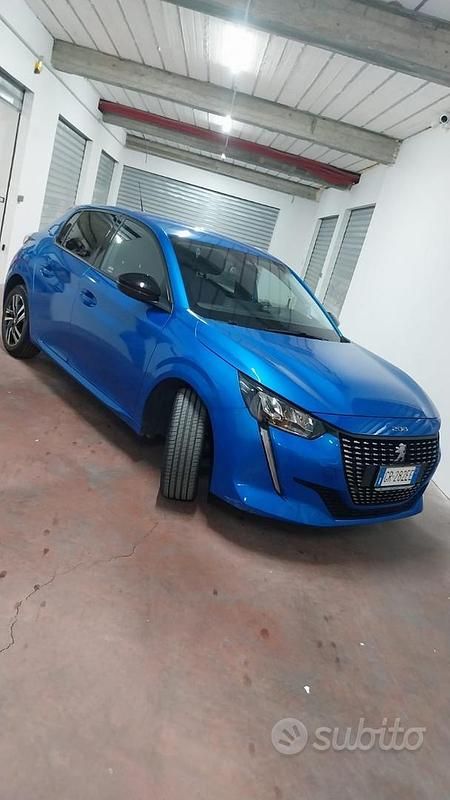 Usata Peugeot 208 Allure 100 CV (73 kW) 2023 Blu Utilitaria