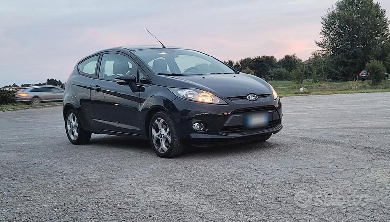 Usata Ford Fiesta 70 CV (51 kW) 2014 Nero Utilitaria