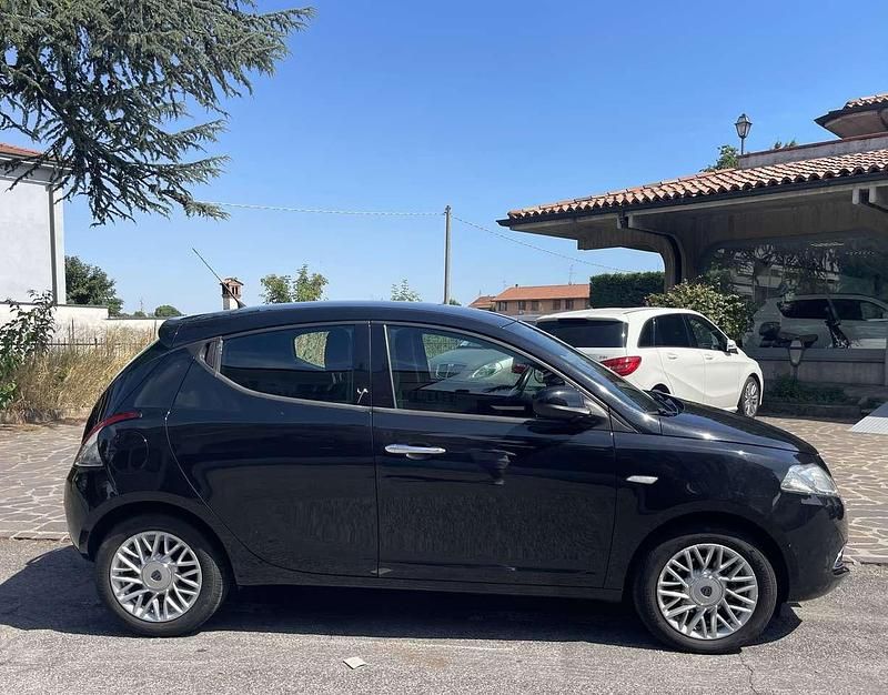 Usata Lancia Ypsilon Gold 95 CV (69 kW) 2015 Nero Utilitaria