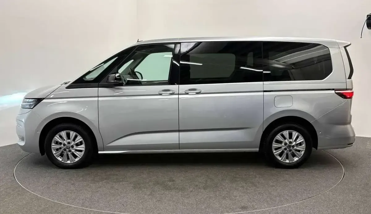 Usata VW Multivan 150 CV (110 kW) 2024 Argento metallizzato Monovolume