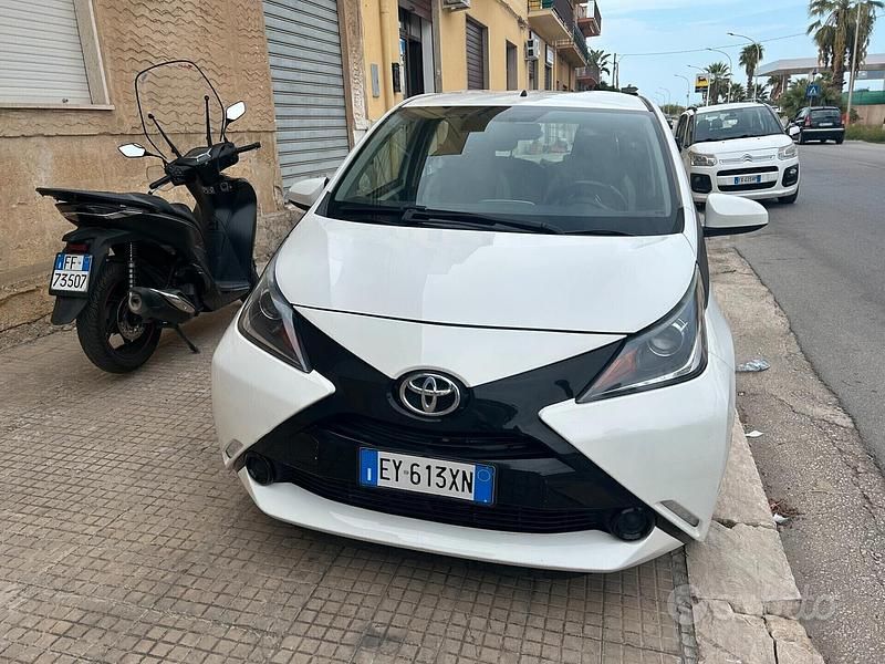 Bianco Usata 2015 Toyota Aygo X-play Due volumi | 7500 € (Buon prezzo) - Immagine 1/4
