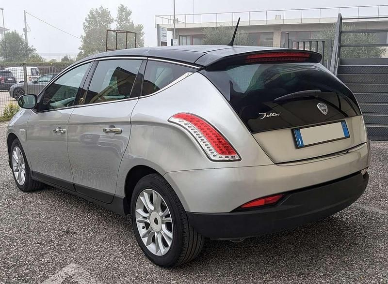 Begagnad Lancia Delta 120 HK (88 kW) 2010 Silver Halvkombi