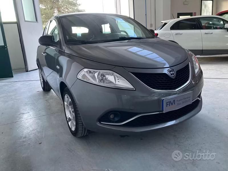 Usata Lancia Ypsilon Gold 69 CV (50 kW) 2016 Grigio Utilitaria
