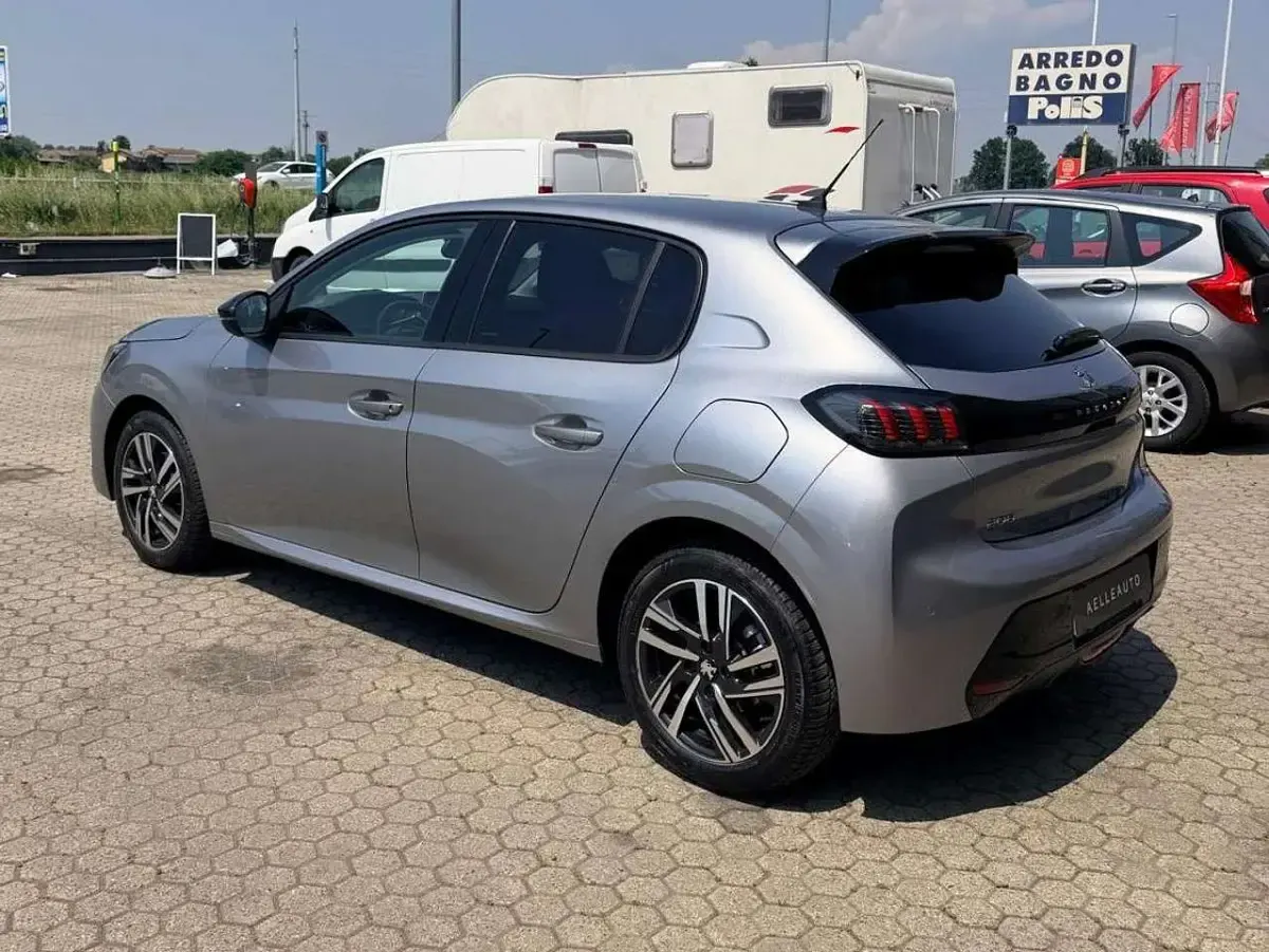 Usata Peugeot 208 Allure 101 CV (74 kW) 2023 Argento Utilitaria