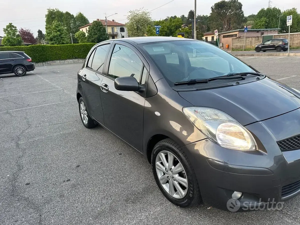 Usata Toyota Yaris Sol 90 CV (66 kW) 2009 Grigio Utilitaria