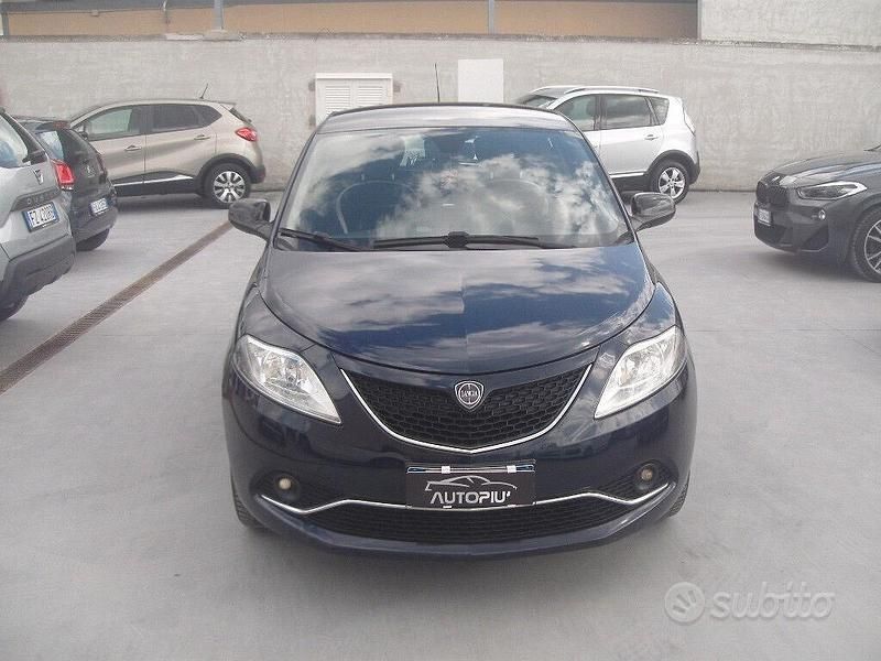 Usata Lancia Ypsilon Gold 69 CV (50 kW) 2016 Blu Utilitaria
