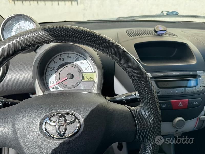Usado Toyota Aygo 68 HP (50 kW) 2006 Preto Citadino