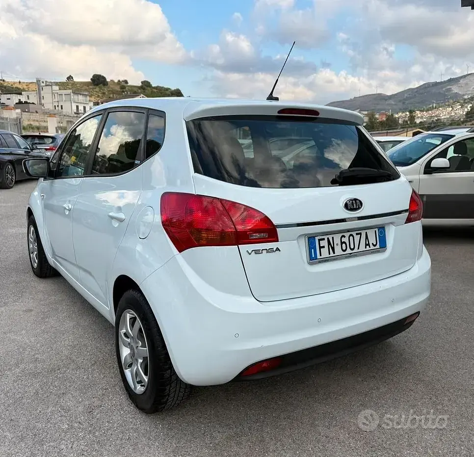 Usata Kia Venga 90 CV (66 kW) 2018 Bianco Utilitaria