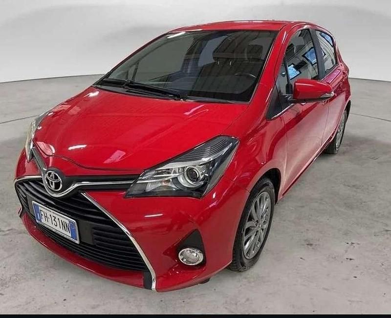 Usata Toyota Yaris Lounge 69 CV (50 kW) 2017 Rosso Berlina