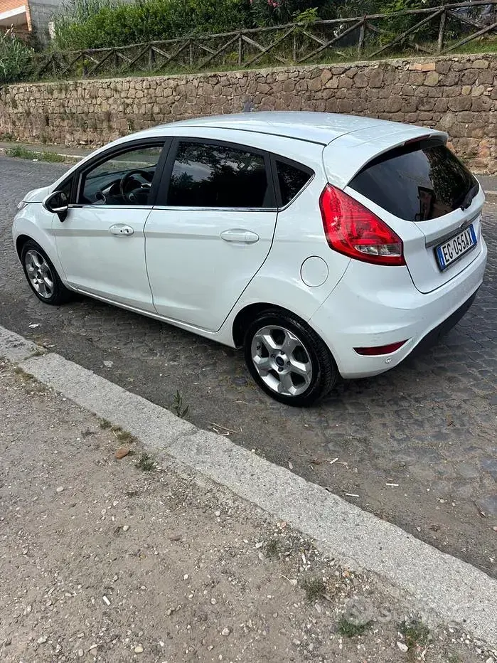 Usata Ford Fiesta Titanium 82 CV (60 kW) 2011 Bianco Berlina