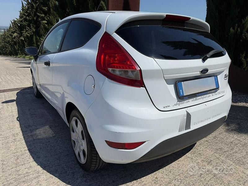 Usado Ford Fiesta 70 HP (51 kW) 2011 Branco Van