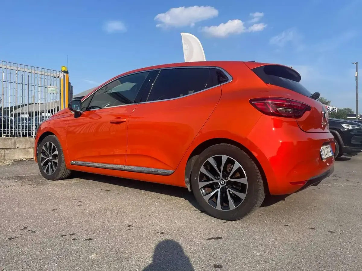 Usata Renault Clio V Techno 91 CV (66 kW) 2023 Arancione Berlina