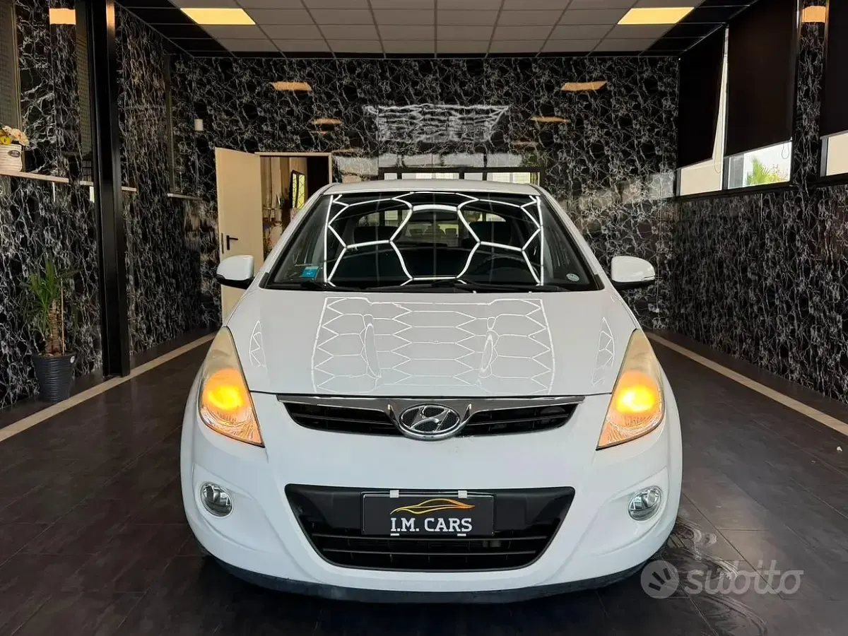 Usata Hyundai i20 Comfort 75 CV (55 kW) 2011 Bianco Utilitaria
