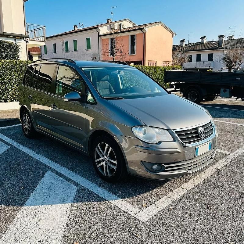 Grigio Usata 2009 VW Touran Highline Monovolume | 2100 € (Super prezzo) - Immagine 1/4
