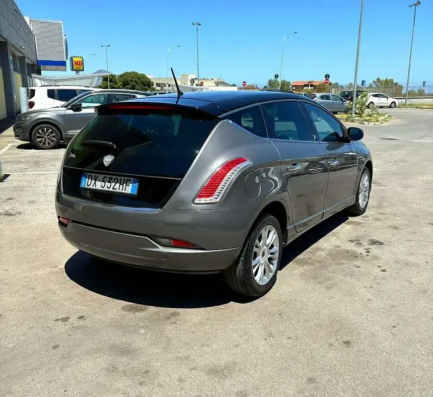 Usata Lancia Delta 120 CV (88 kW) 2009 Grigio Utilitaria
