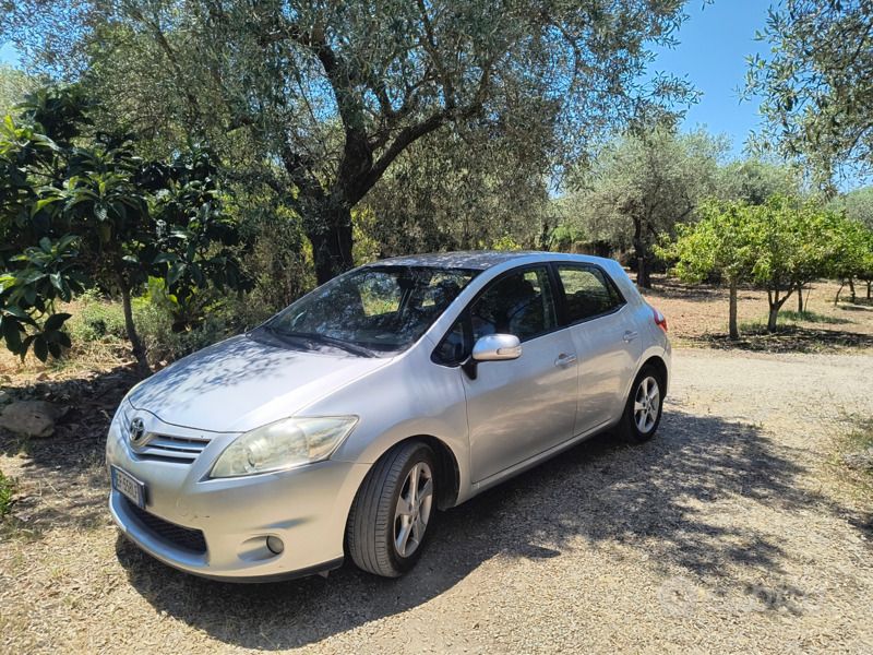 Usata Toyota Auris 90 CV (66 kW) 2011 Grigio Berlina