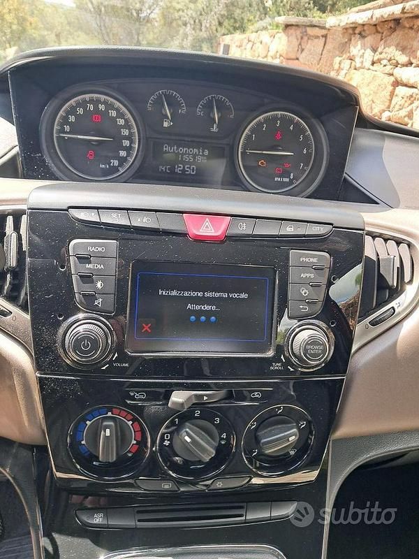 Usata Lancia Ypsilon 69 CV (50 kW) 2015 Rosso Utilitaria