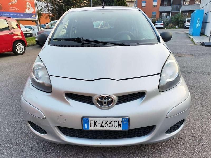 Usata Toyota Aygo 68 CV (50 kW) 2011 Argento Utilitaria