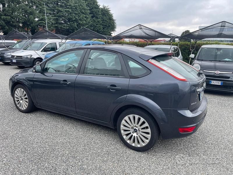 Käytetty Ford Focus 110 HP (80 kW) 2008 Sininen Sedan
