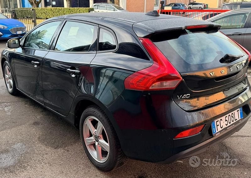 Usata Volvo V40 Momentum 120 CV (88 kW) 2016 Nero Berlina